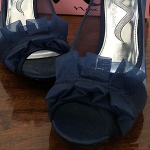 NWT 💙 Nina 💙 Fontane Navy Peep Toe with Bow